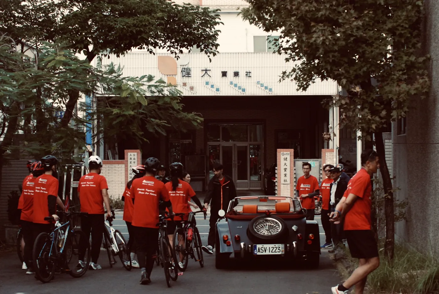 車隊牽車抵達台南一處合作廠商門口，同仁在門前迎接