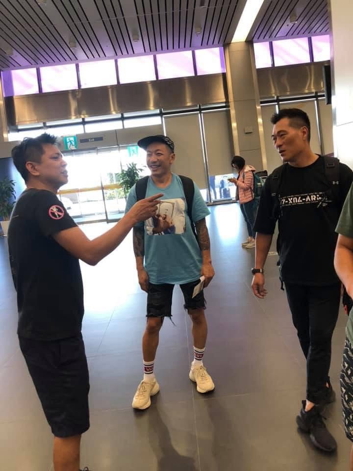 香港車友在機場聊天