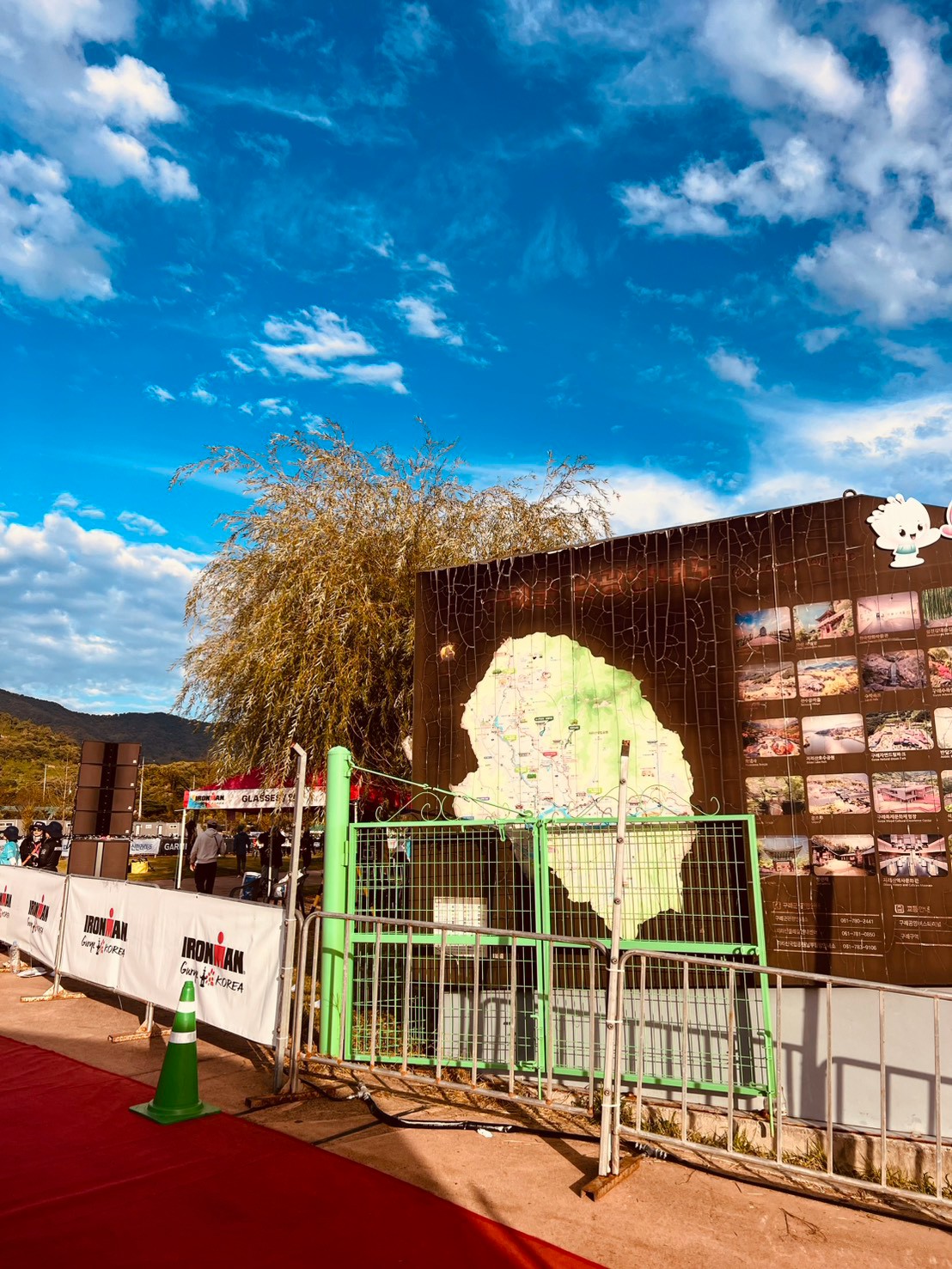 Gurye觀光地圖看板、IRONMAN 圍欄與紅色地毯