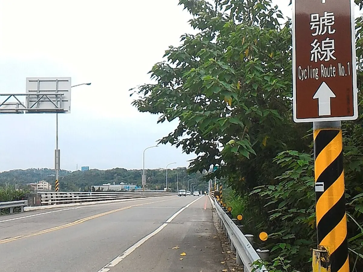 橋上公路旁的棕色「1號線 Cycling Route No.1」指標