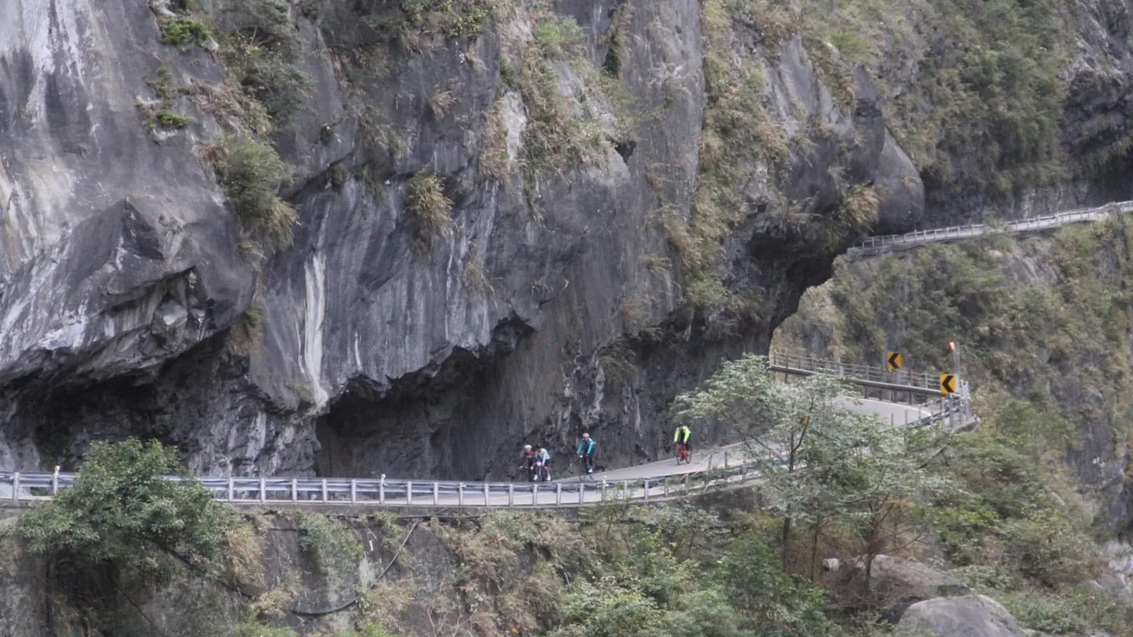 公路車騎士行經太魯閣峽谷掛在崖壁上的中橫公路路段