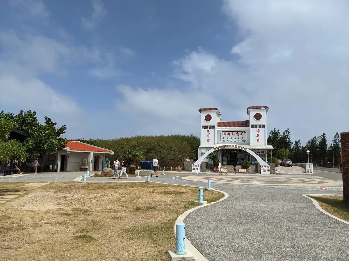 跨海大橋橋頭的紀念品商店與停車廣場
