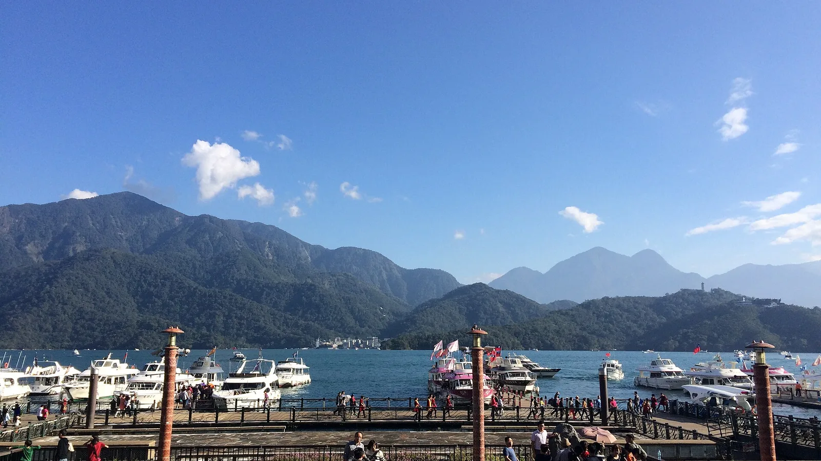 日月潭水社碼頭與停泊的遊艇