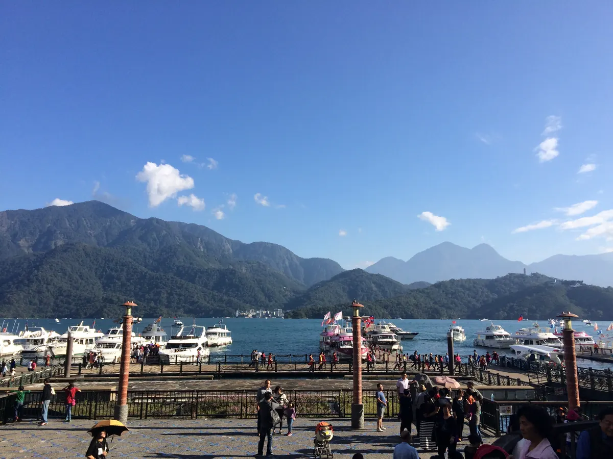 從湖面望向水社碼頭與後方山景