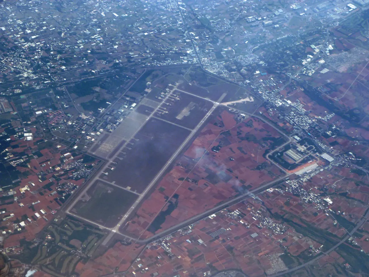 空拍台中機場（清泉崗）的跑道、滑行道與周邊農地聚落