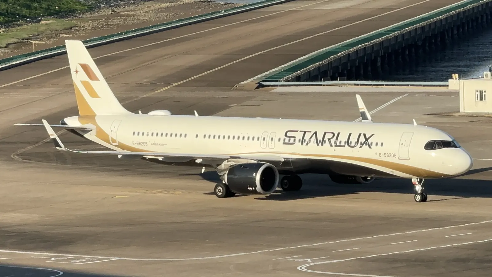 星宇航空 A321neo（B-58205）停在台中國際機場停機坪