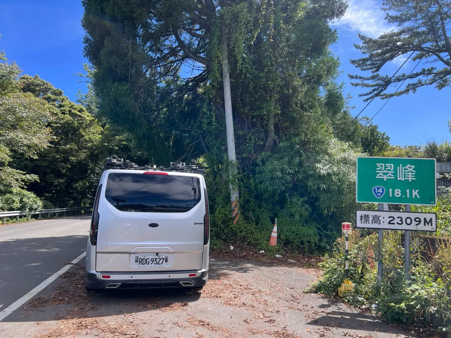 24EZGO保母車停在台14甲線翠峰海拔2,309公尺標誌旁